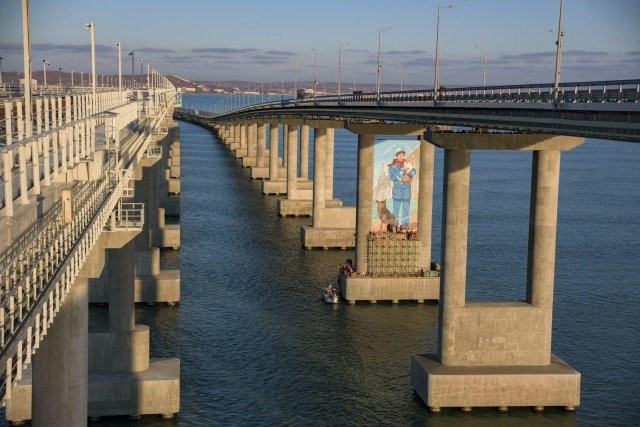 Крымский мост украсили огромным граффити (3 фото)