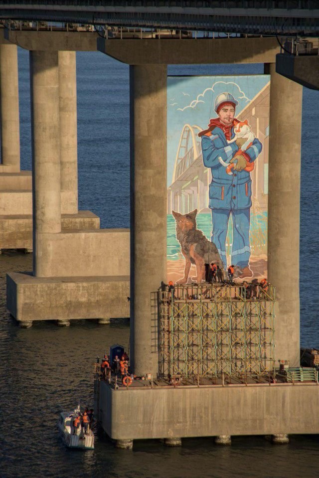 Крымский мост украсили огромным граффити (3 фото)