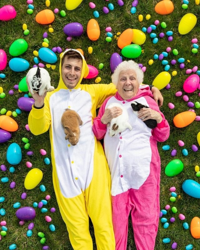 Бабушка с внуком фотографируются в безумных нарядах (20 фото)