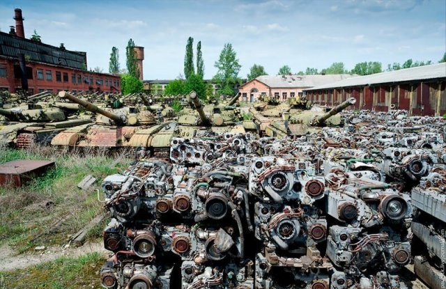 Красивые фотографии заброшенного бронетанкового завода (15 фото)