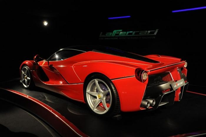 Мир Ferrari в фотографиях (26 фото)