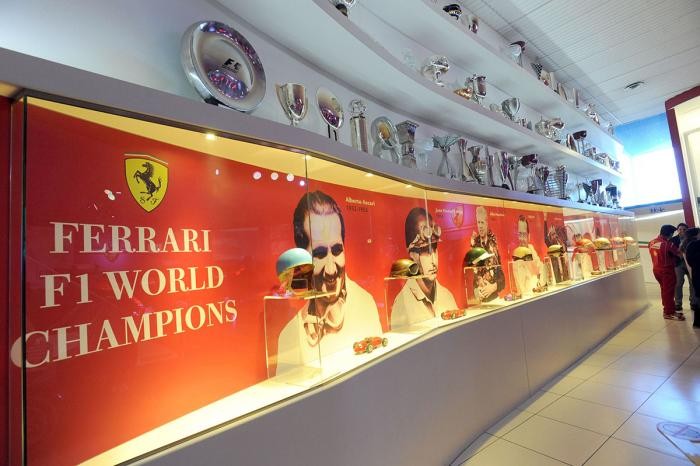 Мир Ferrari в фотографиях (26 фото)