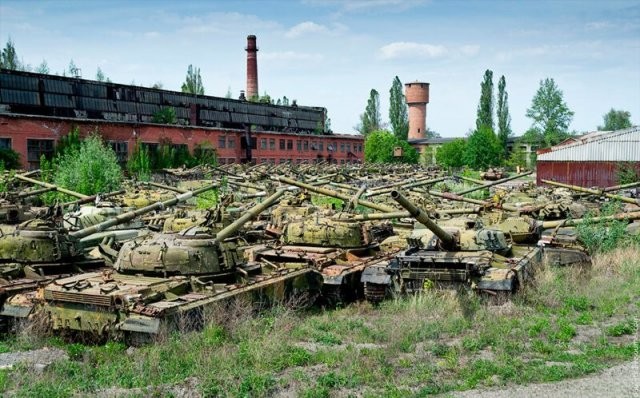Красивые фотографии заброшенного бронетанкового завода (15 фото)