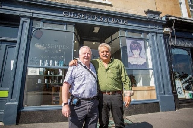 Британец в течение 40 лет ходил к одному парикмахеру (8 фото)