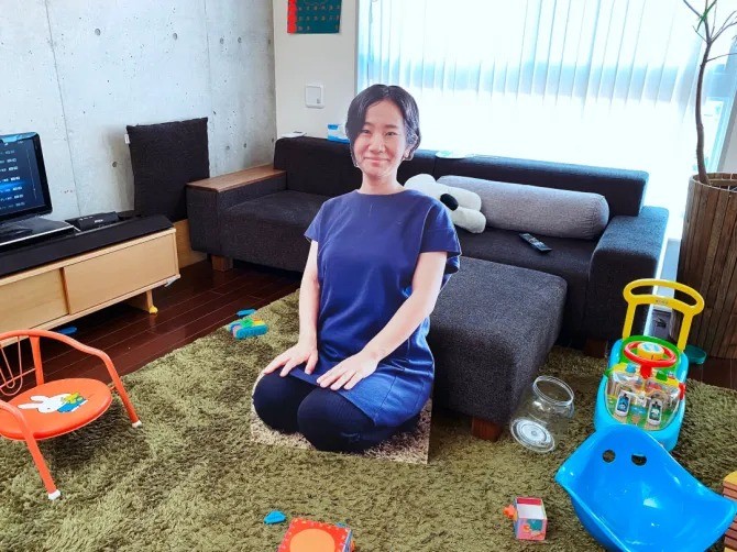 Японка решила успокоить ребенка своей картонной копией (5 фото)