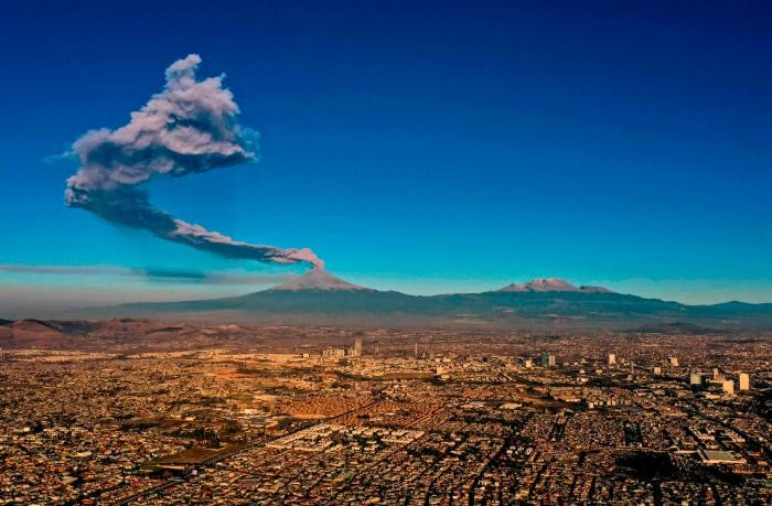 Извержения вулканов в 2019 году (16 фото)