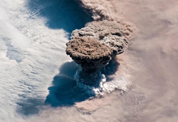 Извержения вулканов в 2019 году (16 фото)