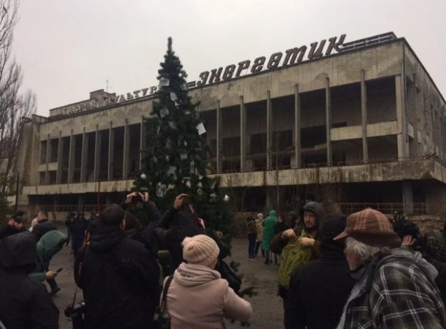 В Припяти под Новый год установили елку (4 фото)