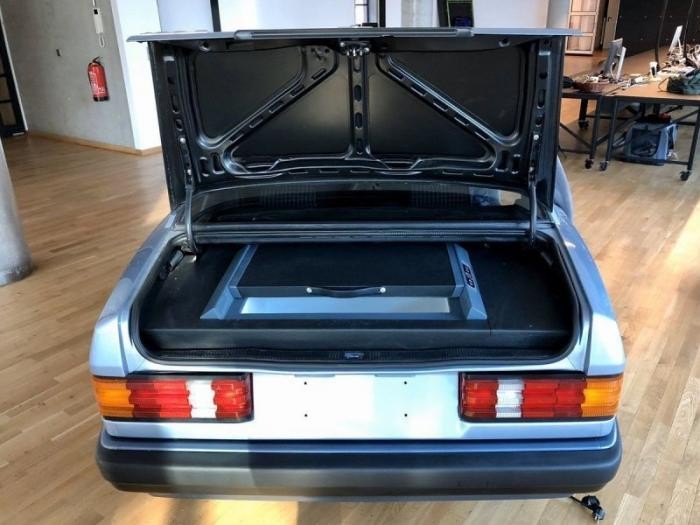 Mercedes из 80-х превратили в крутую комнату для переговоров (4 фото)