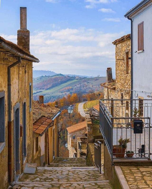 Дома в Италии продают за евро (5 фото)