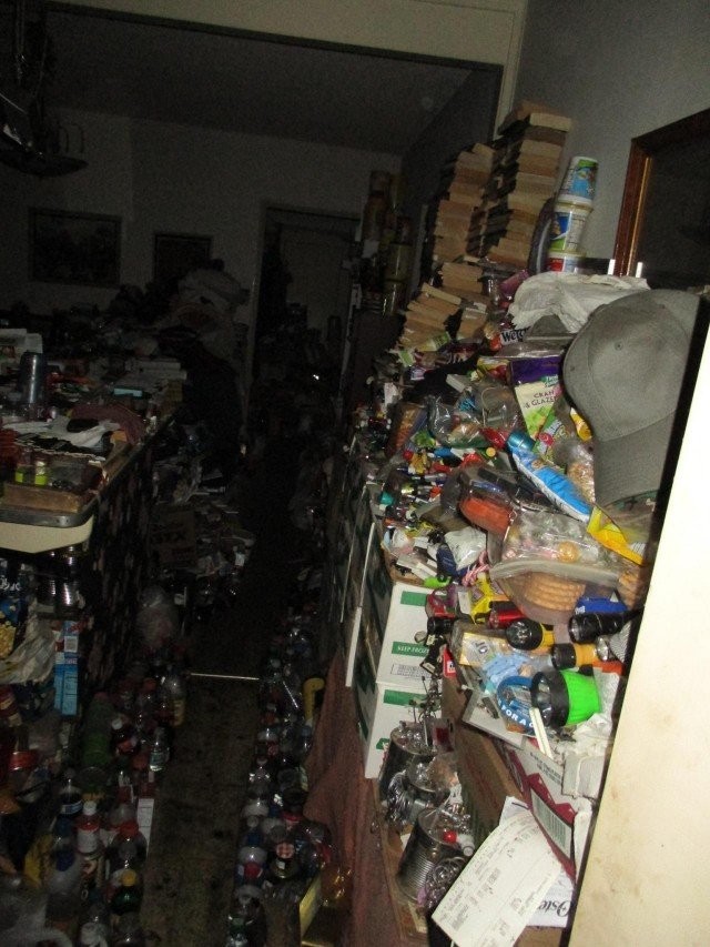 Вот так выглядит квартира американского "Плюшкина" (9 фото)