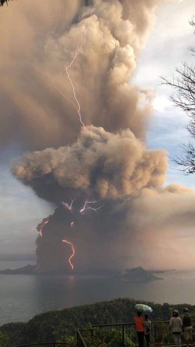 Извержение вулкана Тааль на Филиппинах (9 фото)