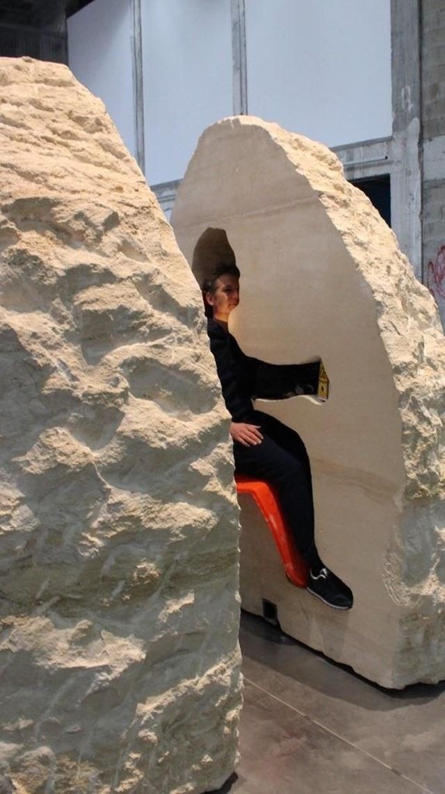 Художник Абрахам Пуаншеваль замурует себя в камне (9 фото)