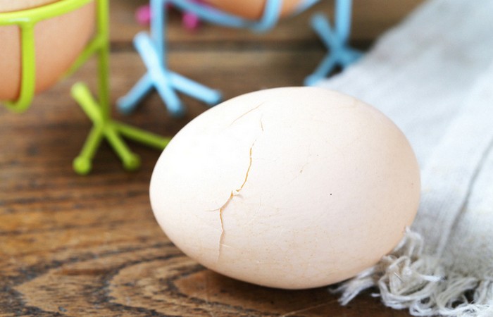 Простые способы сварить треснувшие яйца, чтобы белок не вытек (4 фото)
