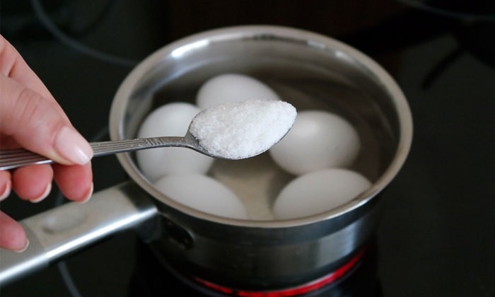 Простые способы сварить треснувшие яйца, чтобы белок не вытек (4 фото)
