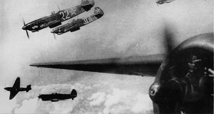 Воздушный бой русских и американцев в 1944 (4 фото)