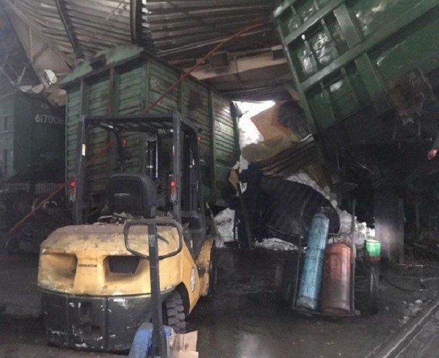 В Кемеровской области обрушилась кровля вагонорем- завода (7 фото)