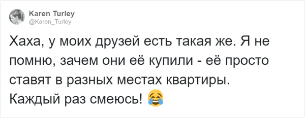 Она просто стоит и смотрит: соседи зловеще разыграли девушку (3 фото)