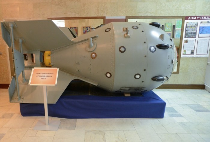Роль советских разведчиков в создании ядерной бомбы в СССР (9 фото)