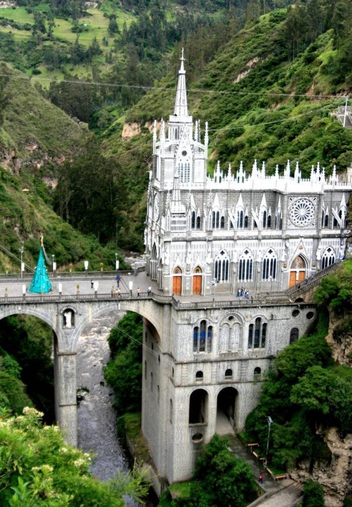 Южноамериканская церковь, похожая на европейский замок (11 фото)