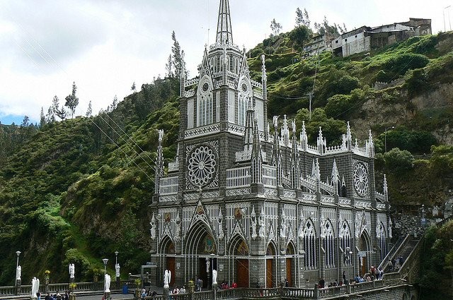 Южноамериканская церковь, похожая на европейский замок (11 фото)