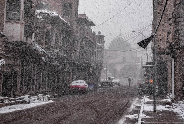 В Багдаде впервые за 12 лет выпал снег (17 фото)