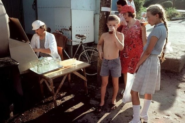СССР: бочки с квасом, который пили и помнят все (17 фото)