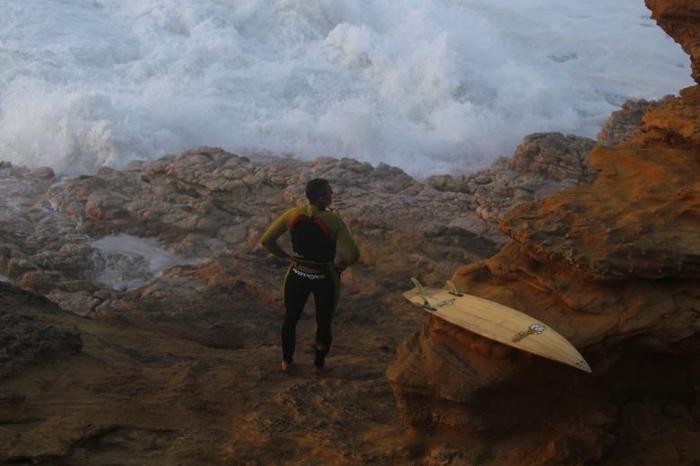 Покорение волн серфингистами в Португалии (10 фото)