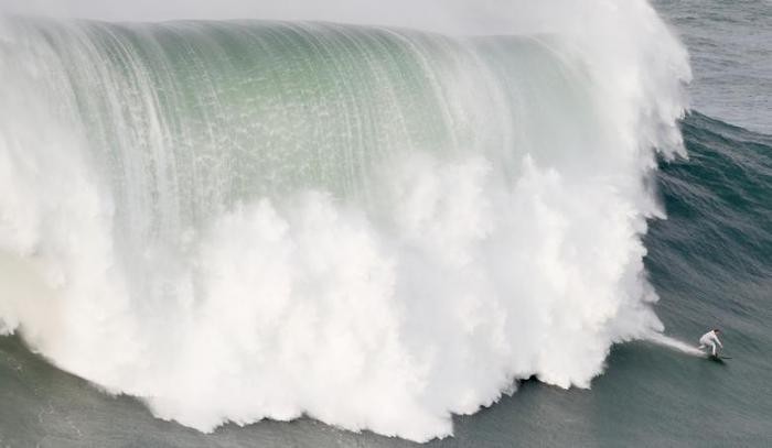 Покорение волн серфингистами в Португалии (10 фото)