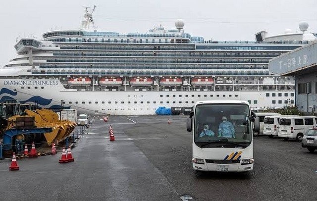 С лайнера Diamond Princess планируют отпустить здоровых россиян (фото)