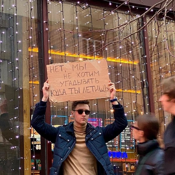 Одиночный пикет: парень выходит с плакатами, протестуя (15 фото)