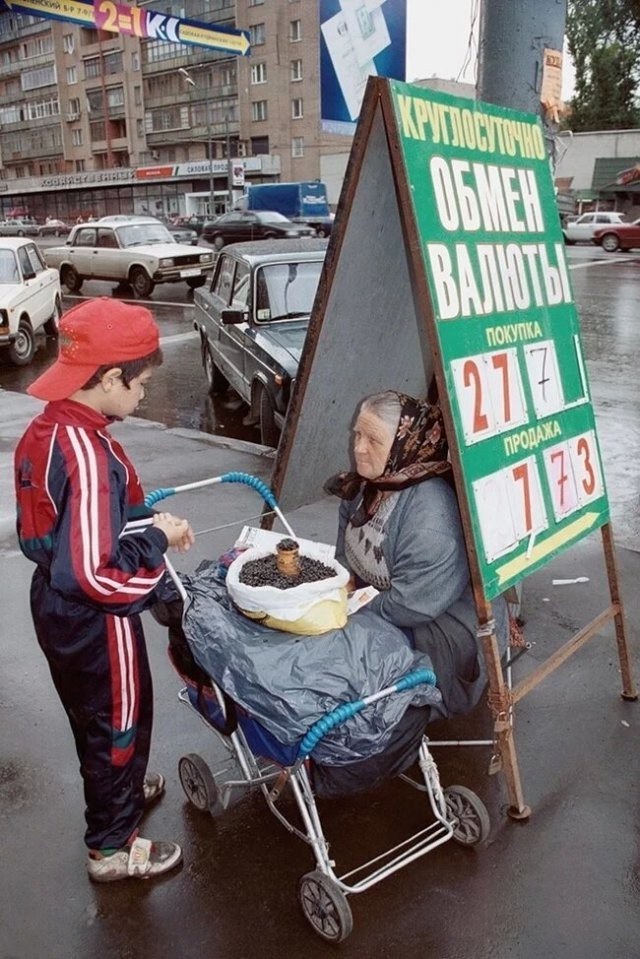 Торговля в 90-е: фотографии, которые напомнят о тех временах (15 фото)