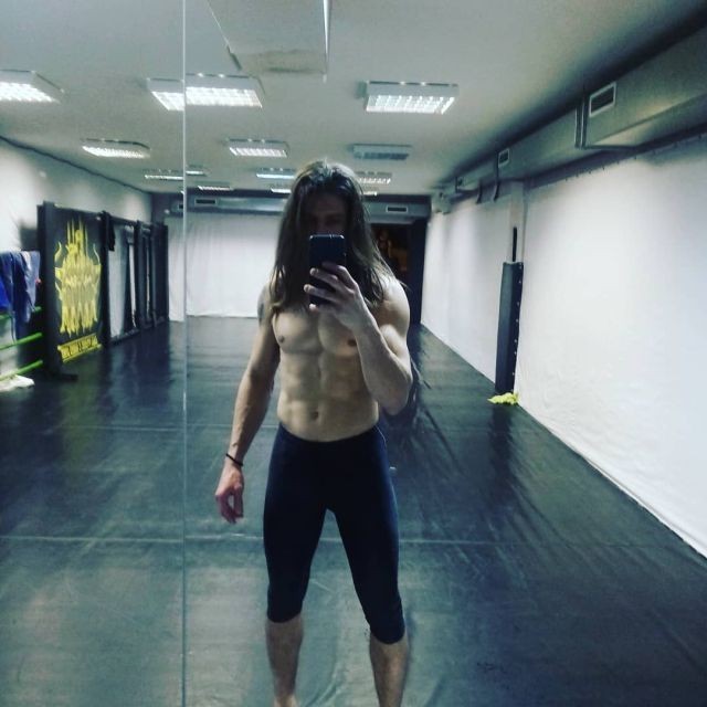 Боец MMA из России Михаил Коробков лишился пояса из-за песни (4 фото)