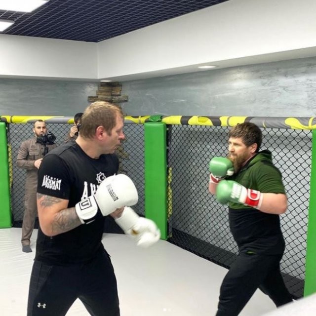 Александр Емельяненко встретился на ринге с Рамзаном Кадыровым(3 фото)