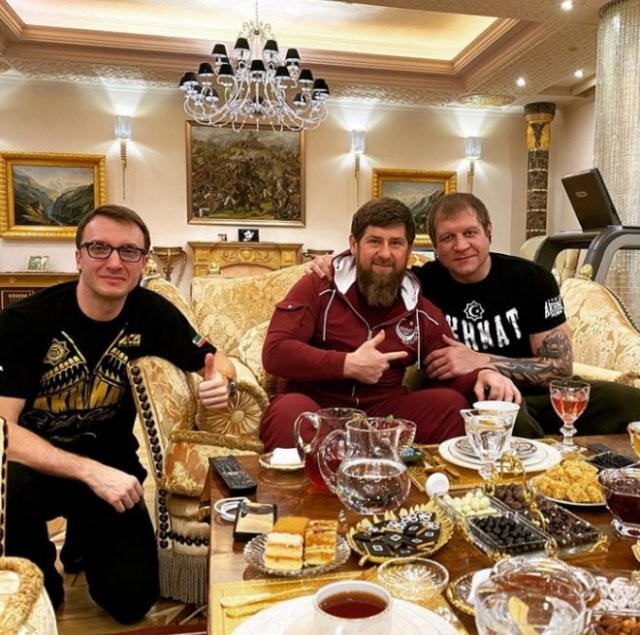 Александр Емельяненко встретился на ринге с Рамзаном Кадыровым(3 фото)