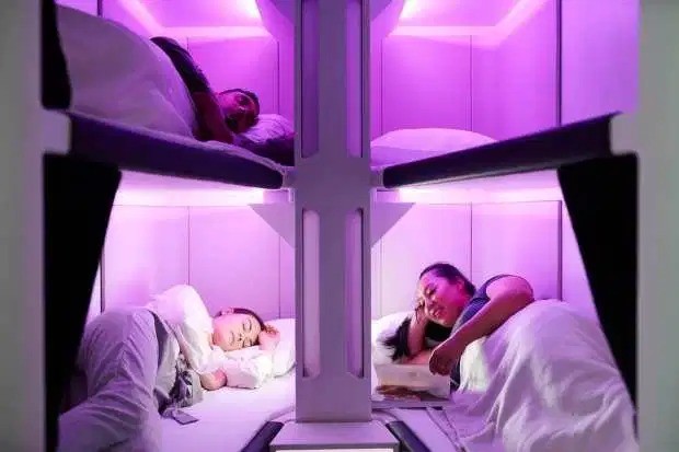 Авиакомпания установит кровати для пассажиров в экономклассе (3 фото)