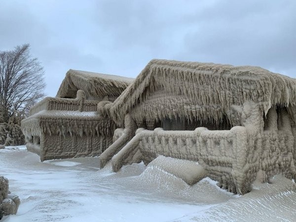 Покрытые льдом дома возле озера Эри (13 фото)