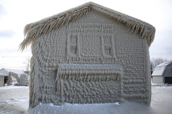 Покрытые льдом дома возле озера Эри (13 фото)