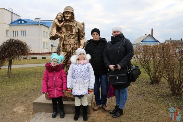 В Белоруссии установили памятник сотрудникам МЧС пугающий всех(3 фото)