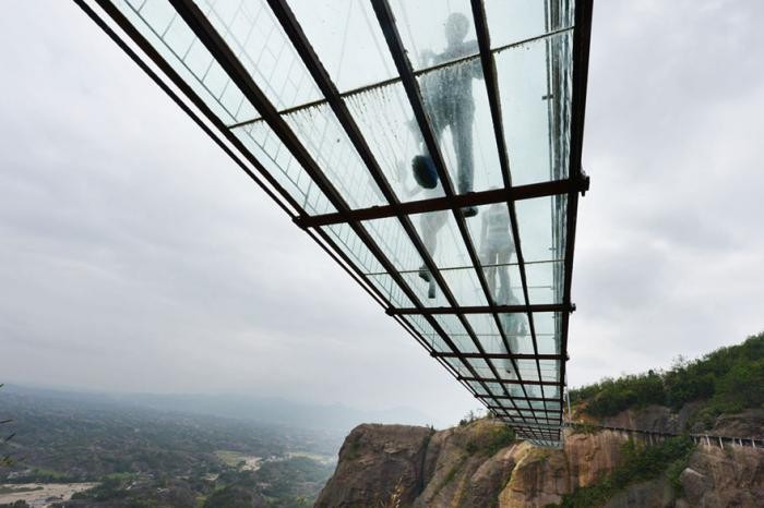 В Китае открылся прозрачный мост почти 200 метров высотой (8 фото)