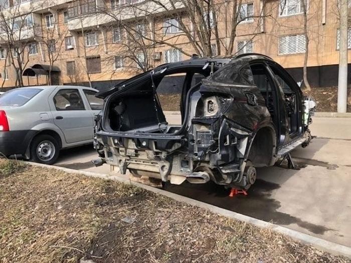 В Москве воры разобрали BMW X6 за несколько часов (5 фото)