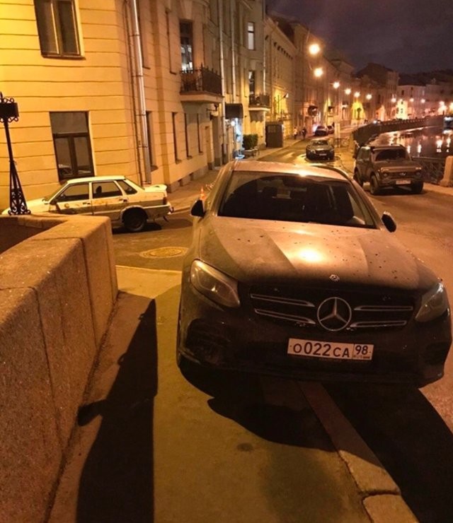 «Мушкетерская парковка» или как Михаил Боярский плюет на ПДД (9 фото)