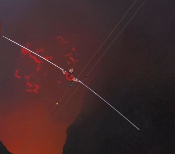 Канатоходец Ник Валленда прогулялся по тросу над вулканом (14 фото)