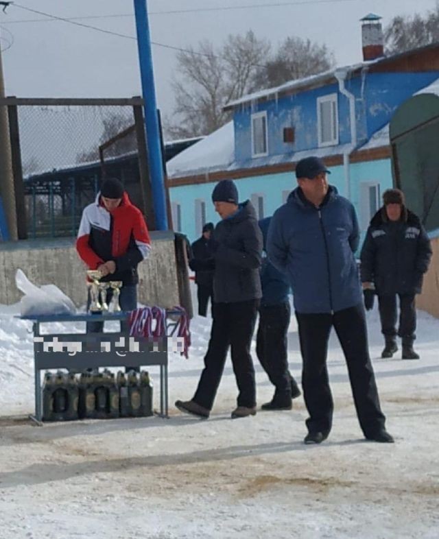Сибирских футболистов возмутил подарок от мэра (3 фото)