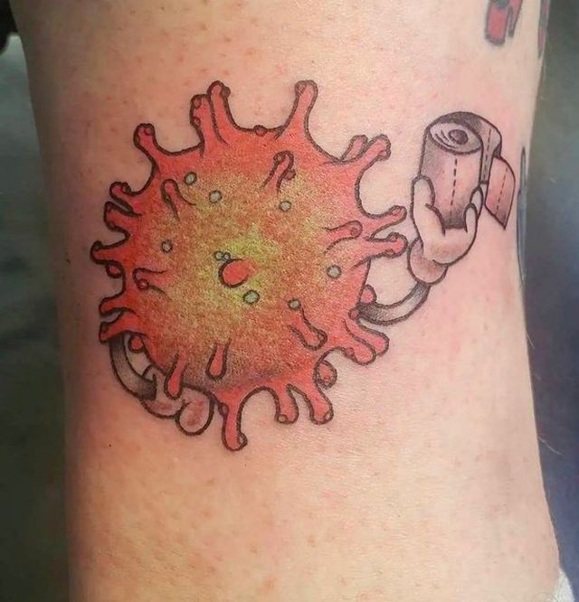 Кульминация безумия: люди стали посвящать коронавирусу тату (10 фото)