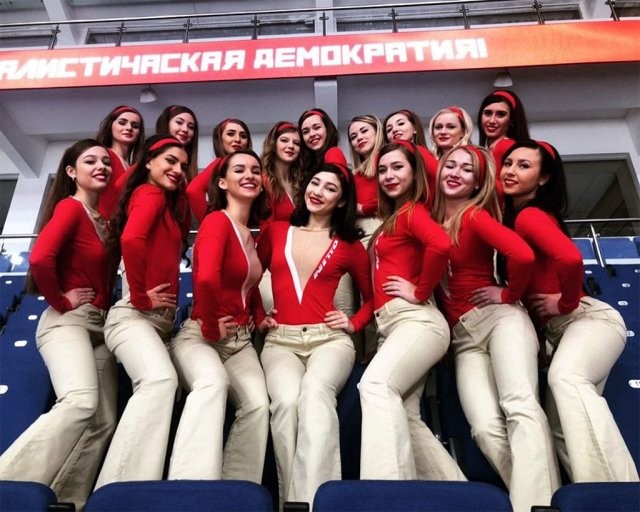 Красно-белые ангелы: девушки из группы поддержки «Спартака» (15 фото)