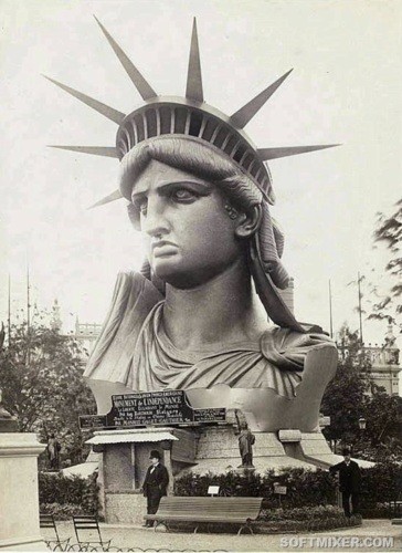 Какую книгу держит американская статуя Свободы? (7 фото)