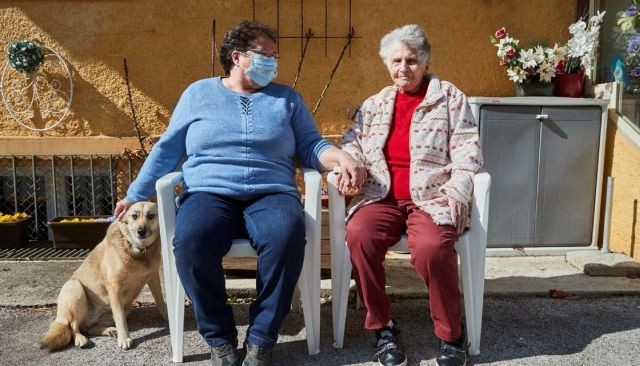 В Швейцарии 95-летняя пенсионерка рассказала, о короновирусе (2 фото)