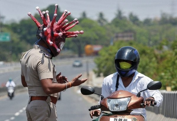 Полицейский из Индии нашел способ как привлечь внимание жителей (5 фото)