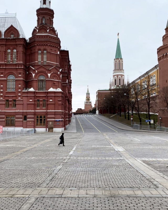 Опустевшая Москва удивляет пользователей Сети (21 фото)